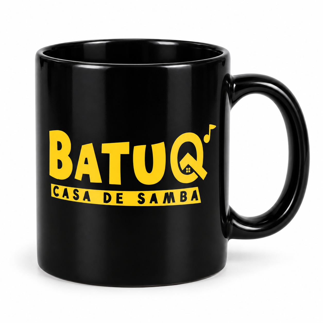 Caneca Batuq Casa de Samba, logo completo amarelo na frente, em fundo branco.