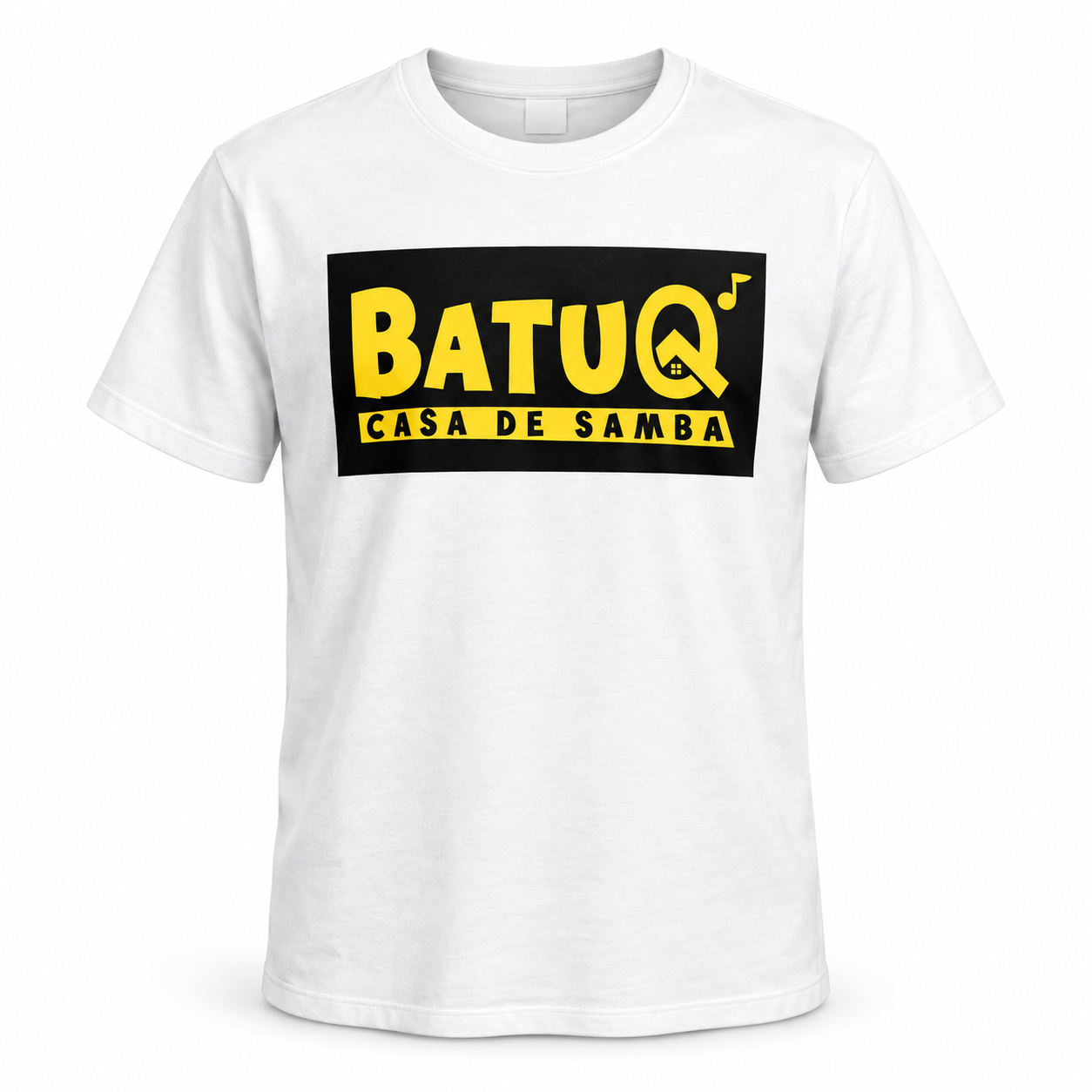 Camisa Batuq Casa de Samba — Branca, logo completo amarelo sobre painel preto no peito, em fundo branco.